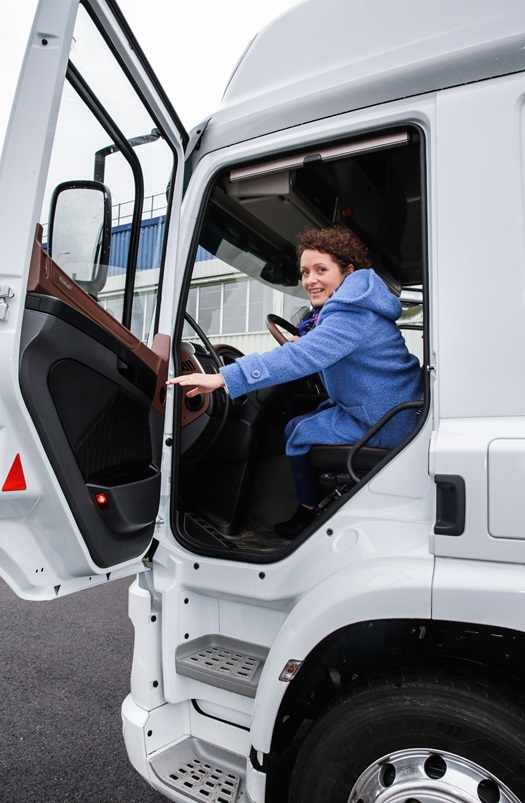 Foto-2-DAF-CF-Electric-Lydia-Peeters-aan-het-stuur